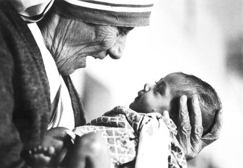 mother_theresa_with_armless_baby